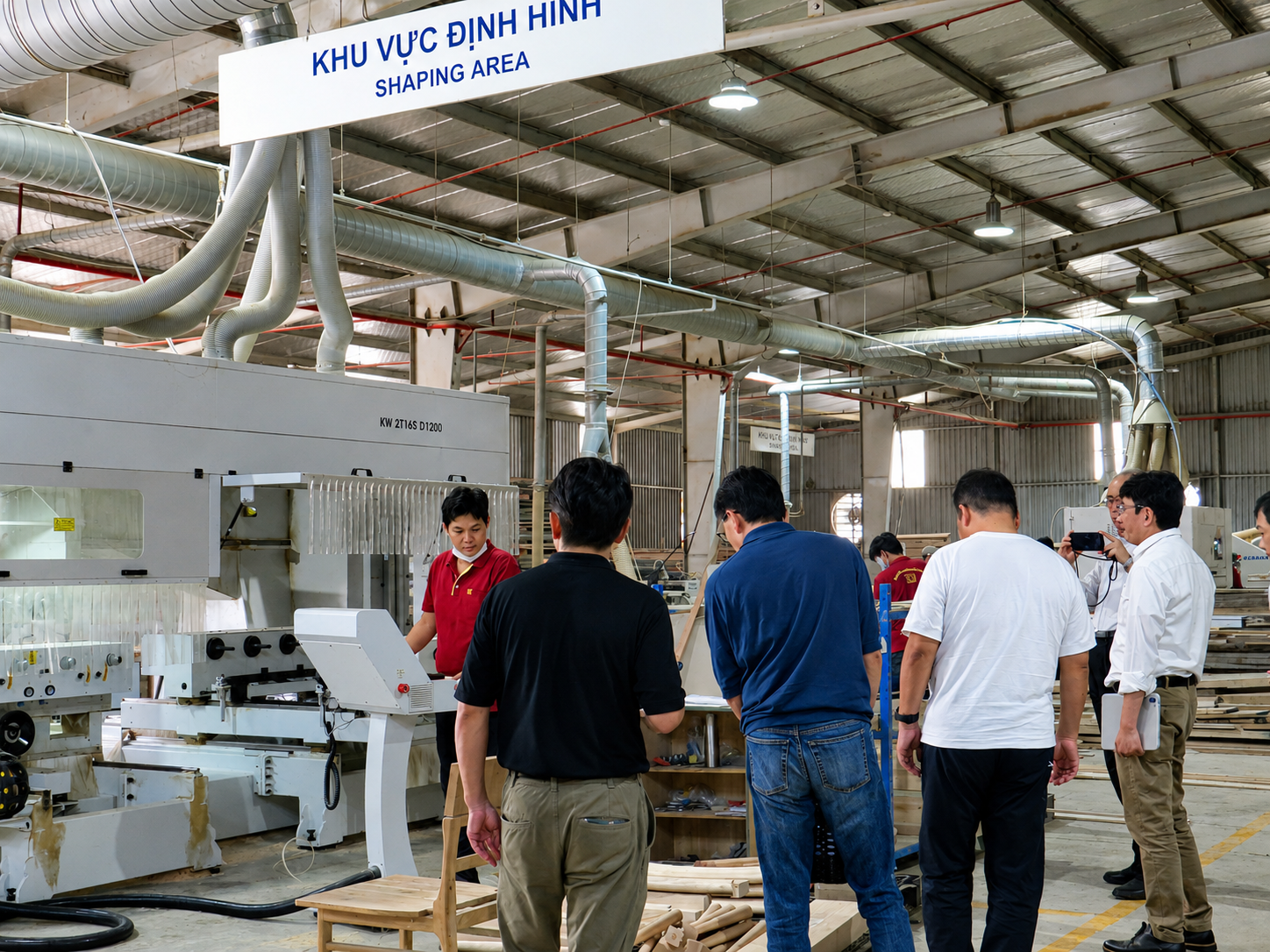 Đoàn Toshin Development đang quan sát quy trình sản xuất